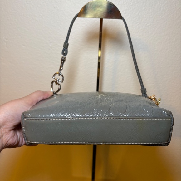 Coach turn lock mini bag/wristlet in Patent leather 🎀 - Picture 3 of 5
